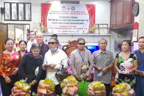 Chùa Lộc Dã (Q.8) trao quà đến người khiếm thị