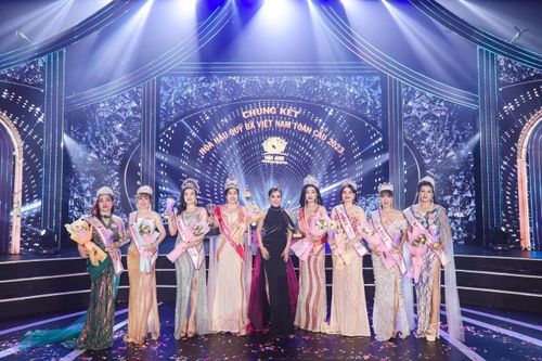 Bà trùm Hoa hậu Đặng Gia Bena trao vương miện cho Tân Hoa hậu Quý bà Việt Nam Toàn cầu 2023