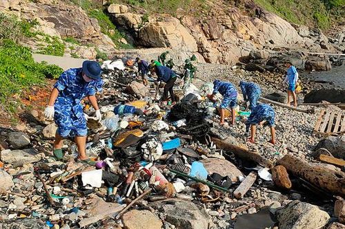Côn Đảo: Ra quân thu gom rác thải đại dương