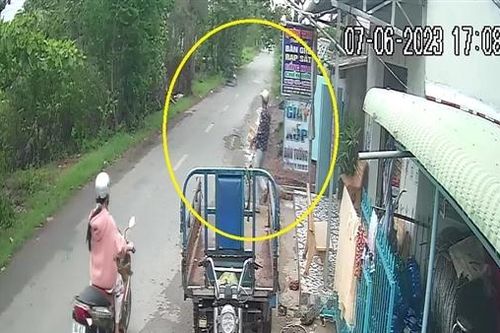Thèm nhậu, lẻn vào tiệm tạp hóa 'nẫng' 2 thùng bia
