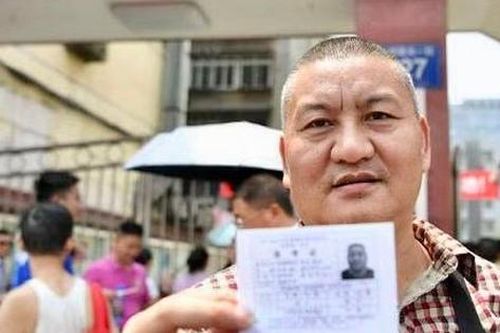 Liang Shi - người đàn ông Trung Quốc 56 tuổi, thi đại học lần thứ 27