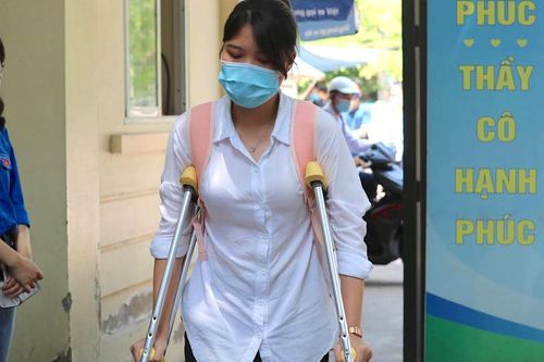 Thi vào lớp 10 Hà Nội: 7 thí sinh gãy tay, gãy chân cần hỗ trợ