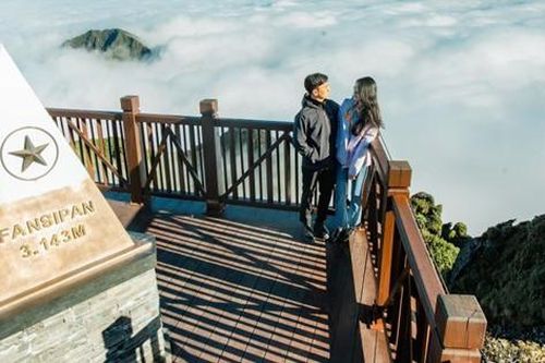Khắp nơi nắng nóng, du khách rủ nhau tới Fansipan giải nhiệt