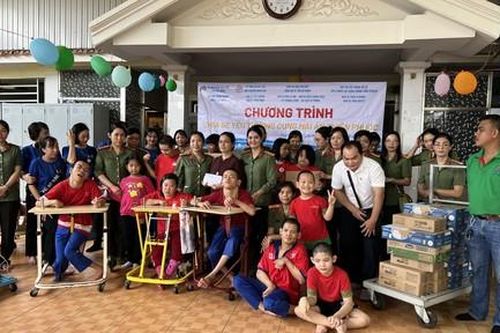Phụ nữ Công an TPHCM chia sẻ yêu thương với trẻ em hoàn cảnh khó khăn