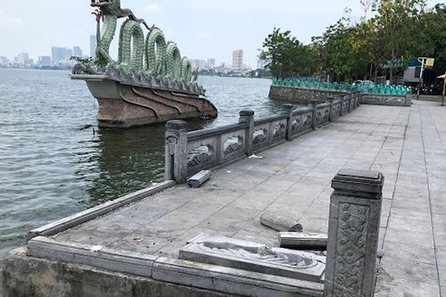 Nguyên nhân lan can đá ở Hồ Tây bị đổ sập
