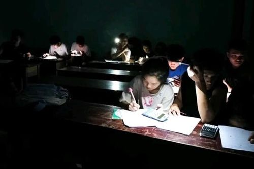 Phụ huynh ngồi hàng giờ quạt cho con ôn thi giữa mùa nóng mất điện
