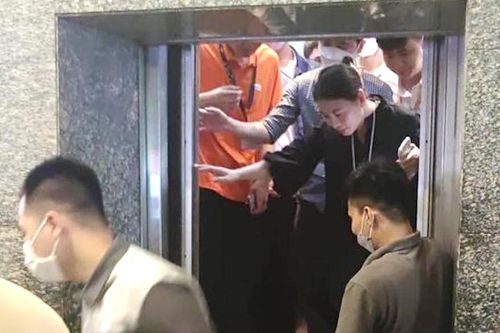 Hà Nội: Thang máy tòa nhà Keangnam dừng đột ngột, nhiều người mắc kẹt