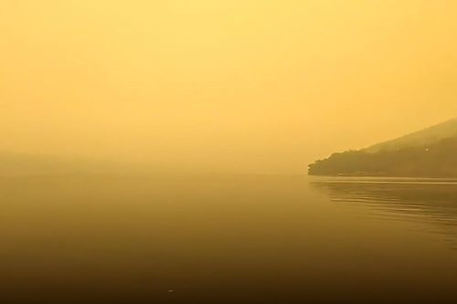 Hồ Keuka ở New York bị bao phủ trong sương khói màu cam