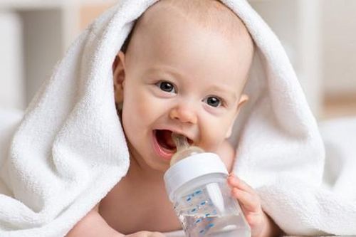 Khi nào trẻ sơ sinh có thể uống nước?