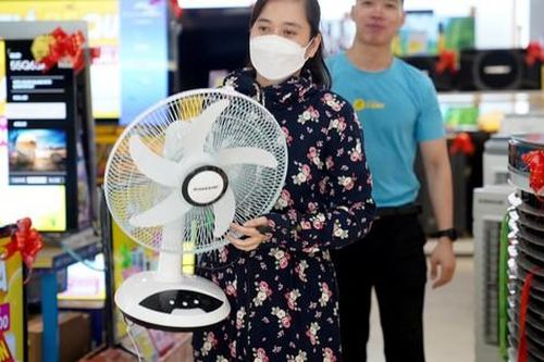 Cắt điện luân phiên, người dân ồ ạt đi mua đồ tích điện, nhiều quán đóng cửa vì 'cháy hàng'