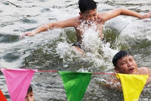 Biến ao tù, ô nhiễm thành bể bơi miễn phí, trẻ em thích thú tắm 'giải nhiệt'
