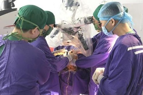Ca mổ xuyên đêm cứu cháu bé 12 tuổi bị vỡ xương sọ