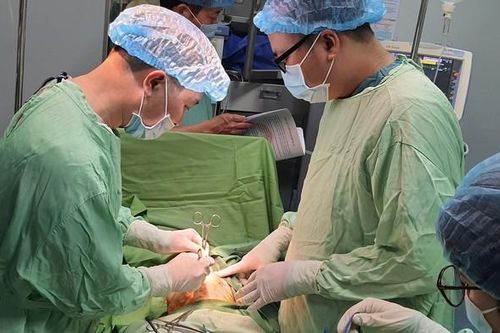 Cắt hơn 1 mét ruột non để cứu sống bệnh nhi 6 tuổi