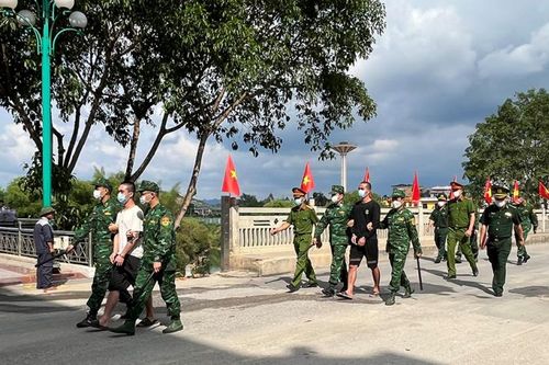 Bắt hai đối tượng giết người có lệnh truy nã quốc tế