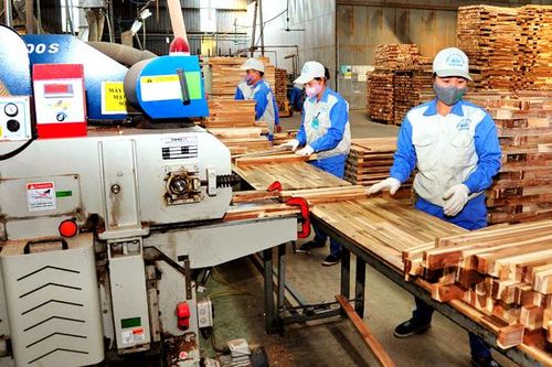 Doanh nghiệp xoay xở trong khó khăn kép