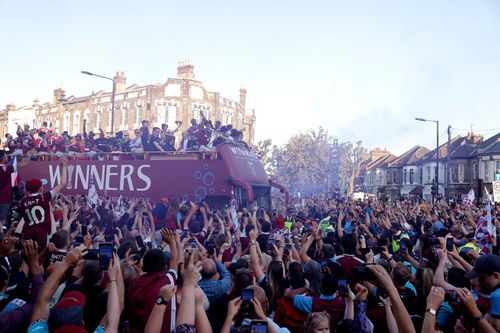 Biển người ăn mừng chức vô địch châu Âu sau 58 năm của West Ham