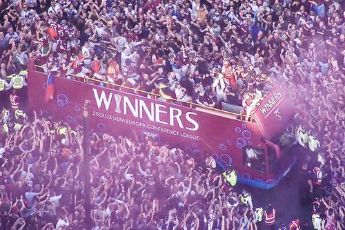 Cảnh West Ham rước cúp vô địch trong biển người