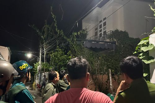 Cảnh sát phong tỏa nhà của người đàn ông nghi ngáo đá quậy phá