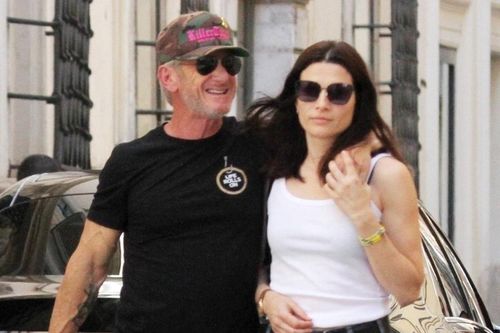 Sean Penn ôm hôn bạn gái kém 19 tuổi nơi đông người