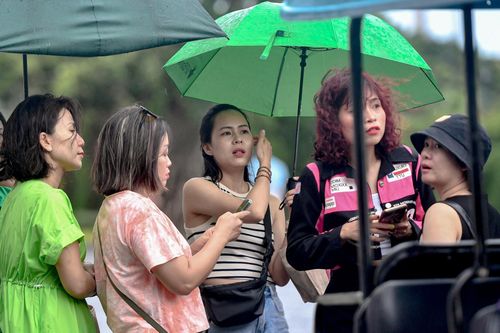 Du khách đội mưa du lịch Phú Quốc
