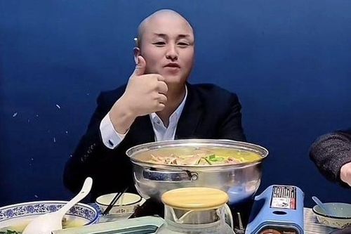 Thêm một sao mạng Trung Quốc chết vì livestream uống rượu