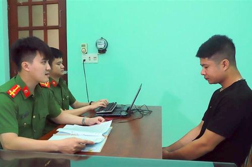 Chặn bắt tài xế ôtô nghi vi phạm luật