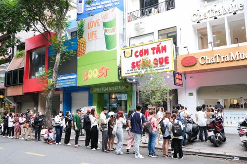 Xếp hàng hơn 2 giờ mua trà sữa Thái 'quốc dân' tại TP.HCM