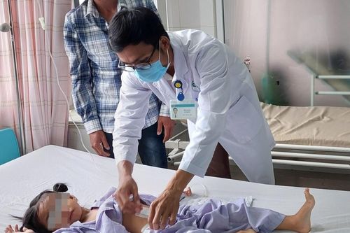 Cứu bé gái 4 tuổi bị lồng ruột nguy kịch