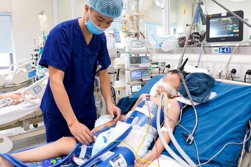 Trẻ nguy kịch vì sơ cứu đuối nước sai cách
