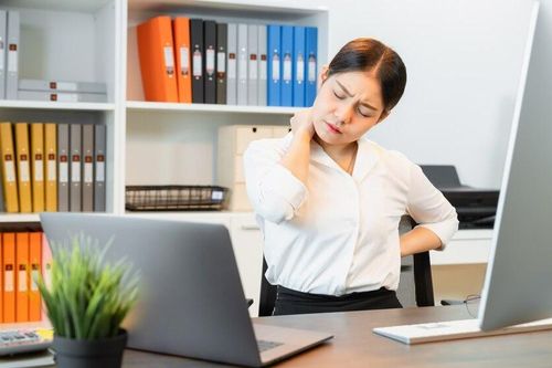 Người trẻ khổ sở vì đau lưng, mỏi cổ, vai gáy