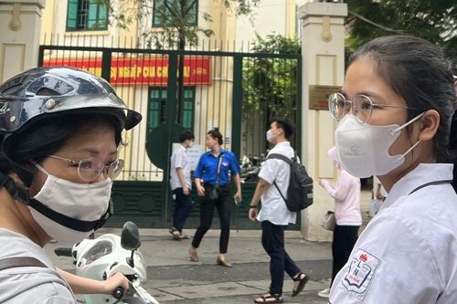 Muôn kiểu tâm trạng của phụ huynh đợi con làm thủ tục dự thi lớp 10