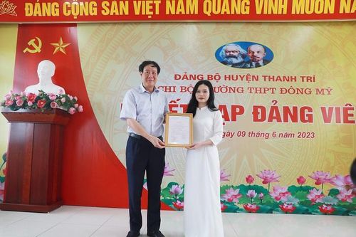 Huyện Thanh Trì kết nạp Đảng cho học sinh ưu tú đầu tiên