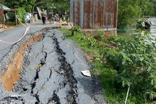 Vĩnh Long: Sạt lở đường nông thôn, chia cắt hàng chục hộ dân