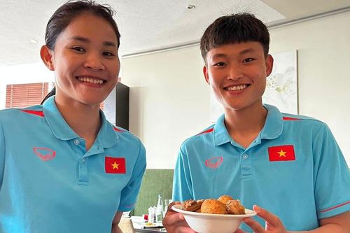 Cầu thủ nữ Việt Nam được tổ chức sinh nhật trên đất Đức, mừng vì được ăn… thịt kho