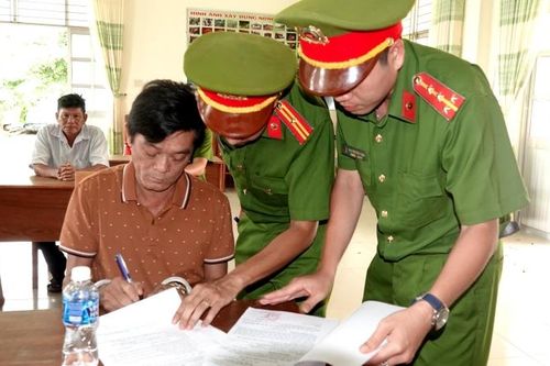 Bắt tạm giam nguyên Chủ tịch và kế toán Ủy ban nhân dân xã Tiến Thành