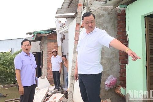Gần 100 căn nhà dân tại Bạc Liêu bị sụt lún và sạt lở xuống sông