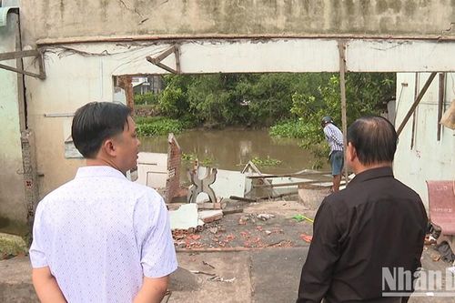 Đồng Tháp: Sạt lở nhấn chìm kho vật tư nông nghiệp và tiệm sửa xe