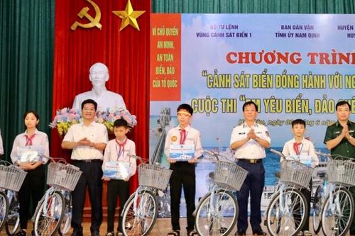 Cảnh sát biển đồng hành với ngư dân Nam Định