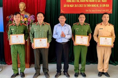 Chủ tịch UBND huyện Sơn Tây khen thưởng các tập thể, cá nhân bắt giữ đối tượng giết người