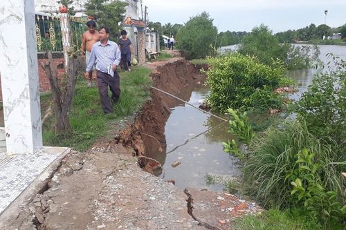 Xảy ra liên tiếp nhiều vụ sạt lở nghiêm trọng ở Long An, Vĩnh Long và Hậu Giang