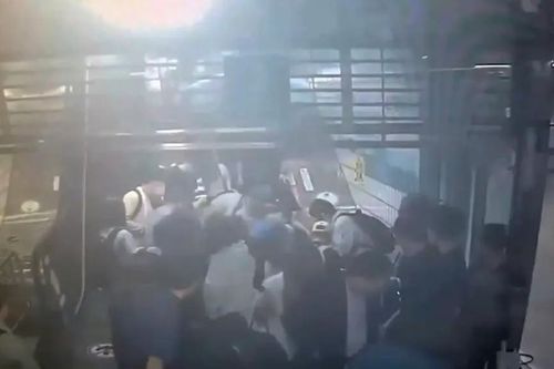 Video thang cuốn bất ngờ đổi hướng khiến 14 người bị thương