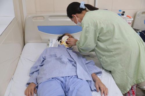 Khối u to như cây súp lơ ở môi, suy kiệt vì ăn thực dưỡng