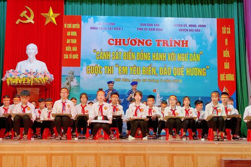 Học sinh hào hứng tham gia cuộc thi 'Em yêu biển đảo quê hương'