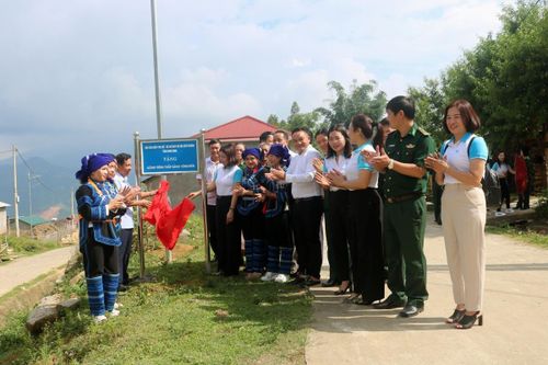 Trao tặng nhiều công trình dân sinh trong chương trình 'Đồng hành cùng phụ nữ biên cương' tại biên giới Lào Cai