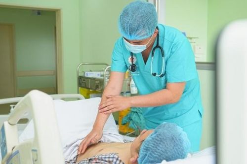 Người trẻ bị sốc nhiệt vì nắng nóng