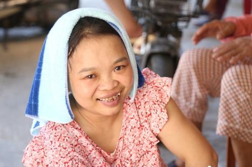 Xóm chạy thận quay quắt trong cái nóng như thiêu đốt