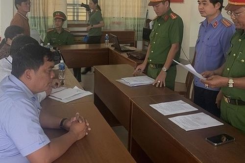 Khởi tố, bắt tạm giam nguyên chủ tịch và kế toán trưởng UBND xã ở Bình Thuận