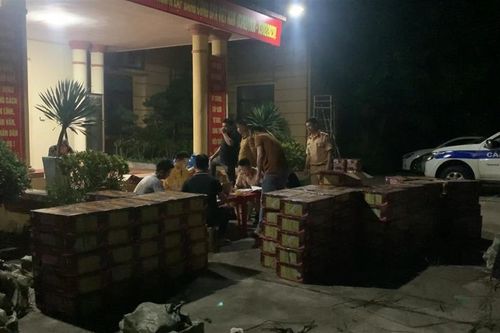 Bắt giữ hơn 1 tấn pháo vận đang chuyển trái phép