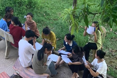 Học sinh nhiều nơi chật vật ôn thi vì mất điện