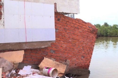 Sạt lở đất làm nhiều nhà dân ở Bạc Liêu sụp một phần xuống sông